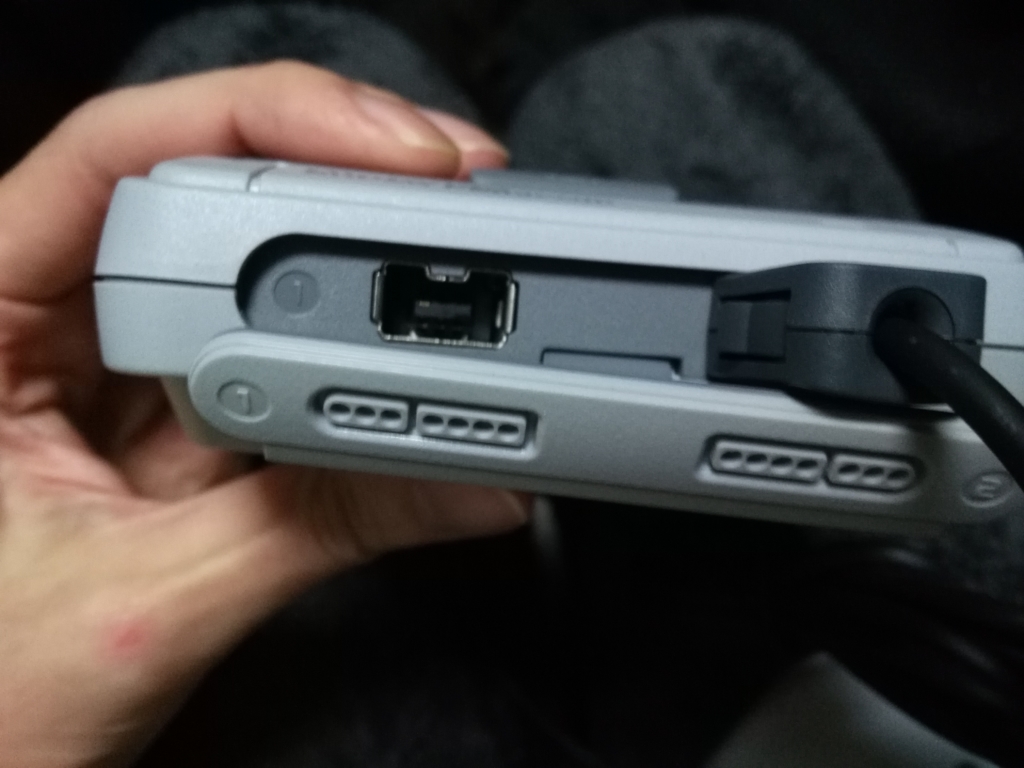 前面のフタを開けるとUSB端子